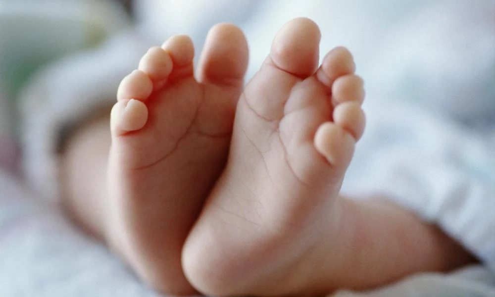 Θήβα: Θρήνος για τον ξαφνικό θάνατο του μωρού - Η ιατροδικαστική θα δώσει απαντήσεις